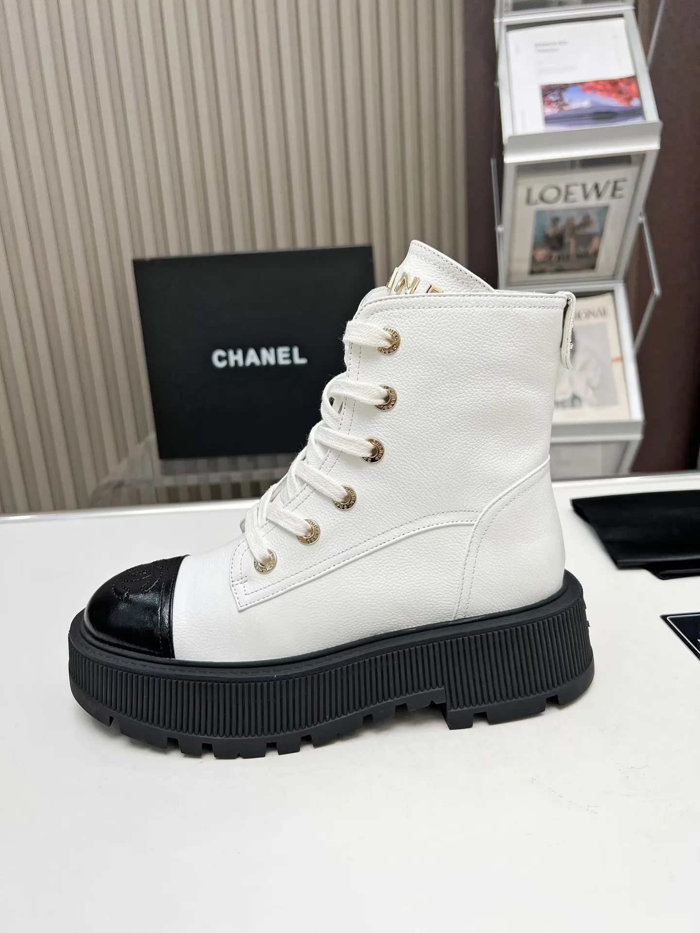 👟👟Ex-factory price 560👟👟 Autumn and winter new Chanel Chanel ankle boots original model opening✅ Strap design is super easy to put on and take off, the toe logo is electro-embroidered. The tongue is also the brand logo. Fabric: cow litchi pattern🐂 Inner/foot pad: cow lining. Use ultra-light rubber non-slip and wear-resistant outsole. Color: black, white, gray. Code number: 34-41 (34, 41) Need to be customized) Packaging: bag card